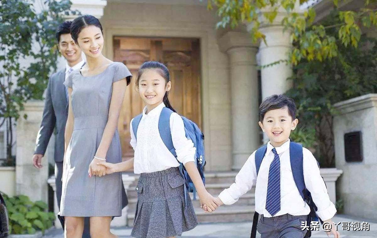 送孩子上学回来的路上捡东西,送娃上学捡到一元钱