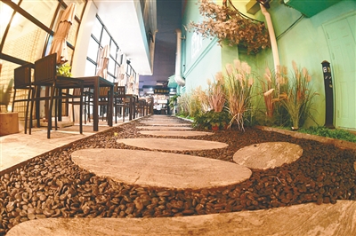 老街做美甲,80多岁老奶奶做美甲