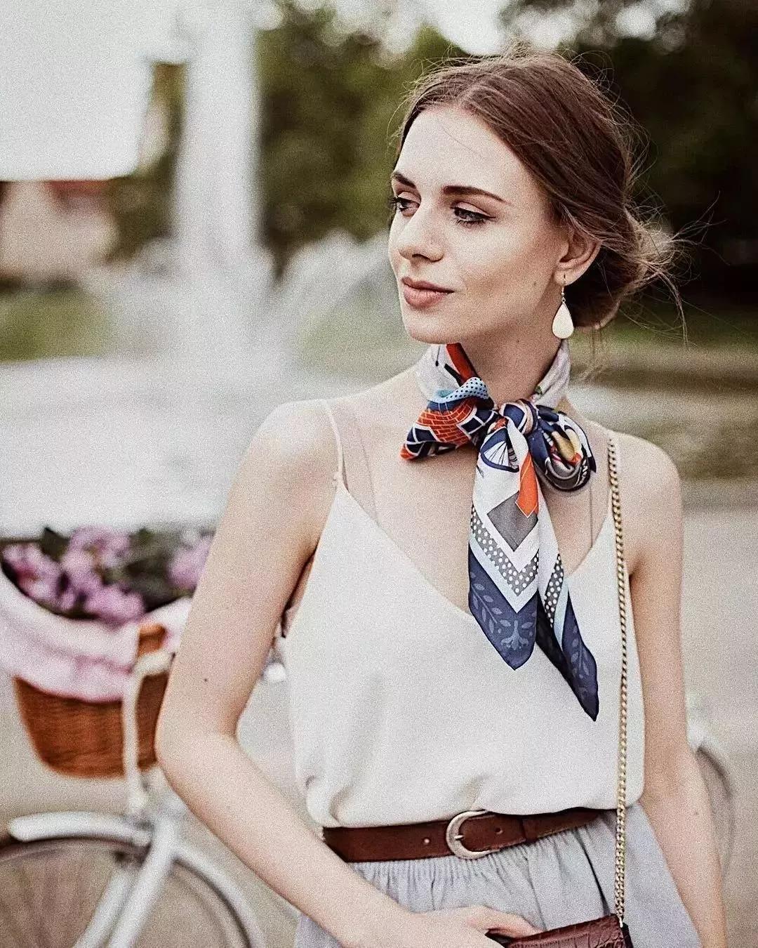 戴丝巾的气质女人,女士小丝巾气质打法