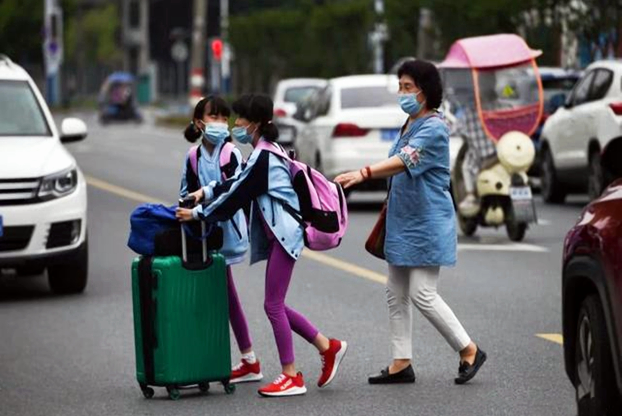 60岁老太生下双胞胎如今现状如何,60岁大妈冒死生下了双胞胎女儿