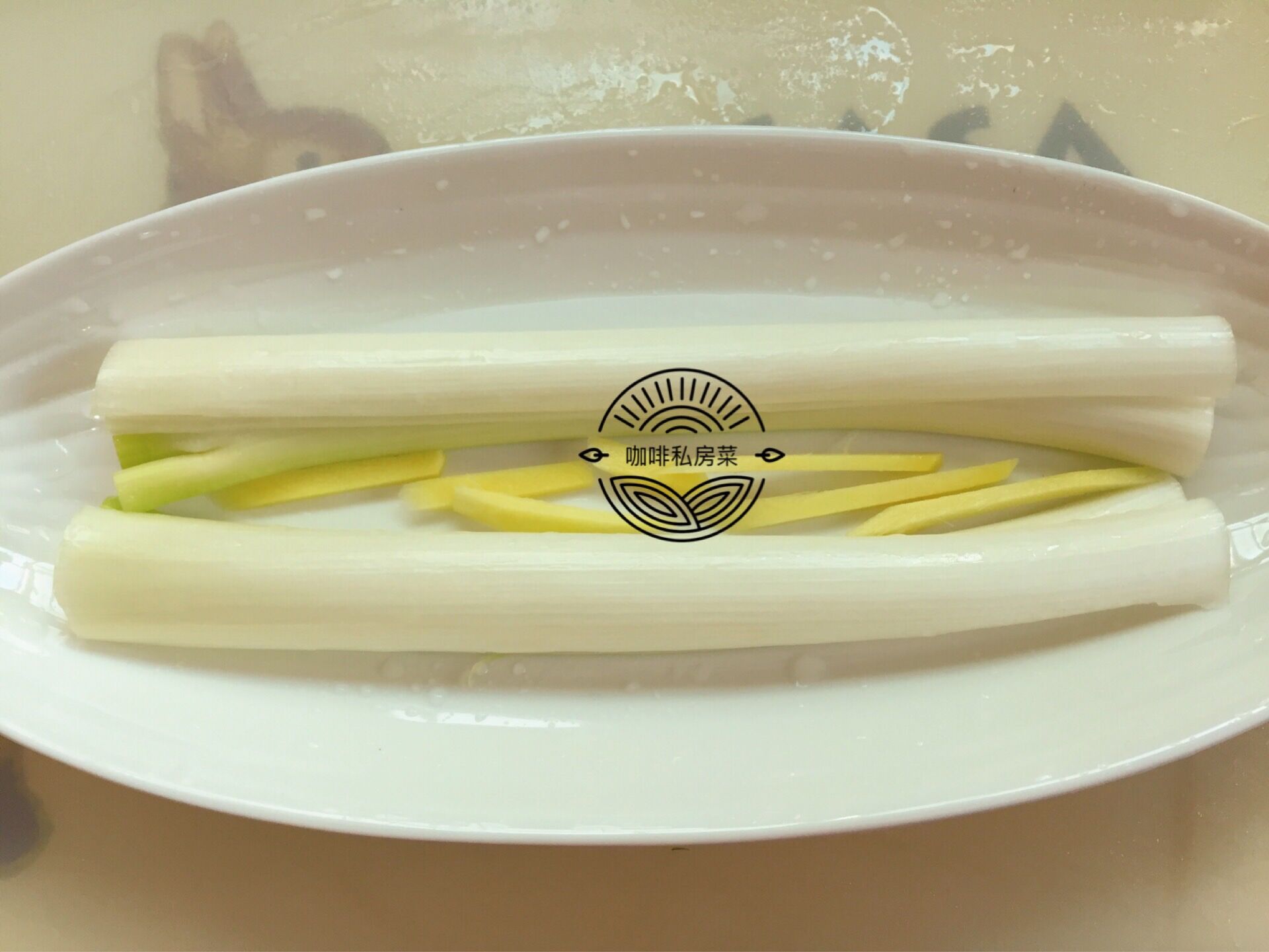 清蒸鱼是先浇热油还是先倒鱼豉油,清蒸鱼先放蒸鱼豉油还是先浇热油