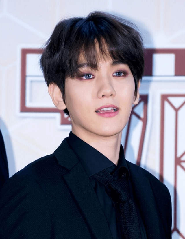 韩国帅哥戴美瞳,边伯贤怎么戴美瞳的