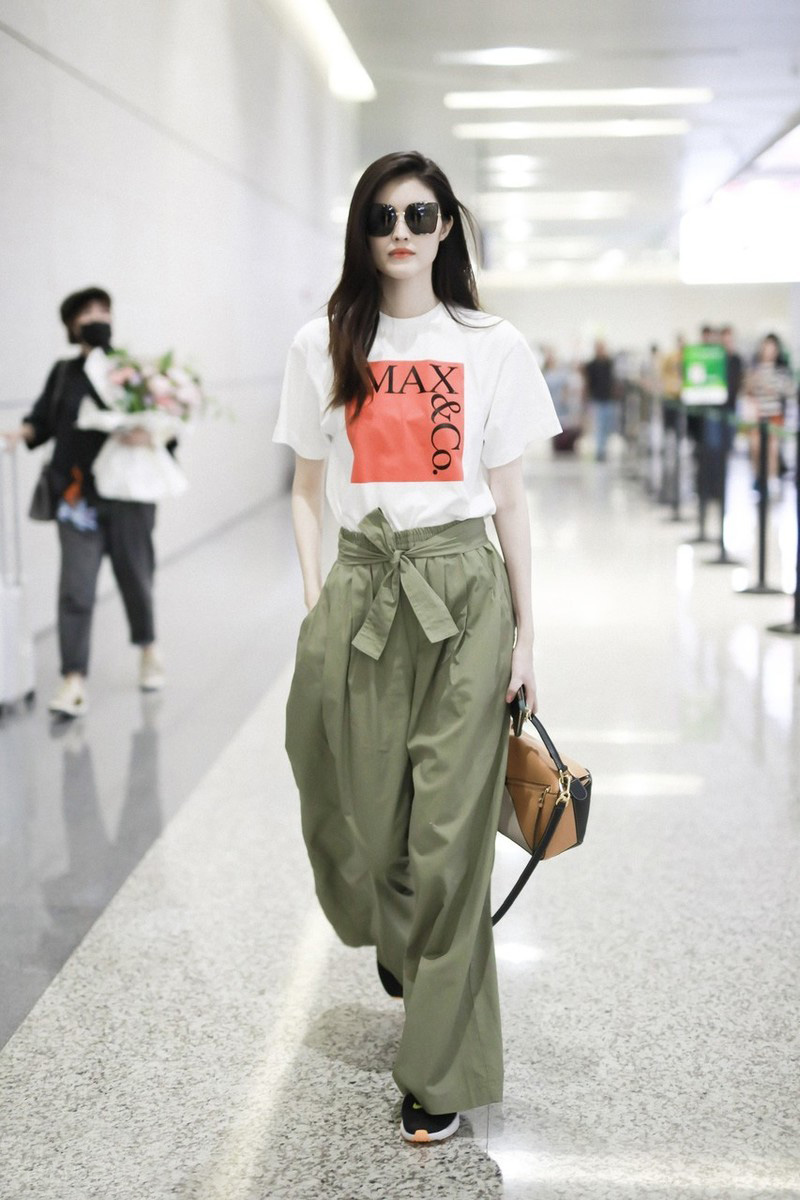 初秋降温太快,关晓彤服装秋冬穿搭