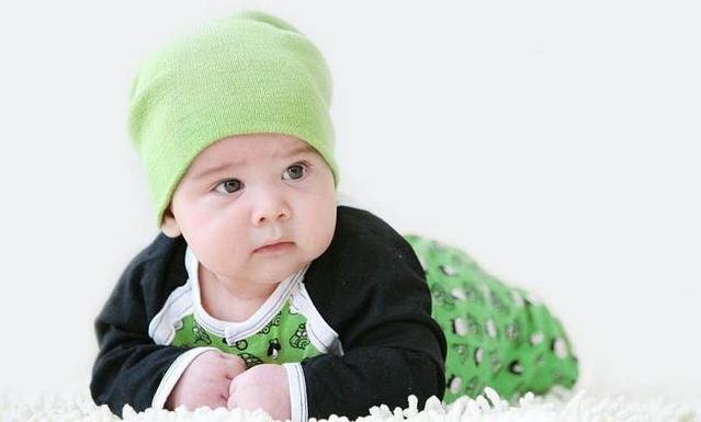 宝宝喂奶粉按时间喂还是饿了就喂,宝宝喝奶粉的温度和方法