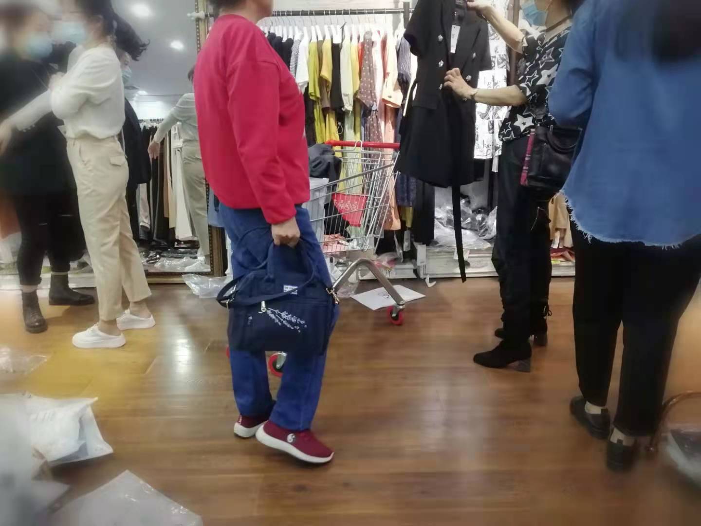 顾客推车选时尚衣服，合肥一服饰仓储零售模式走红