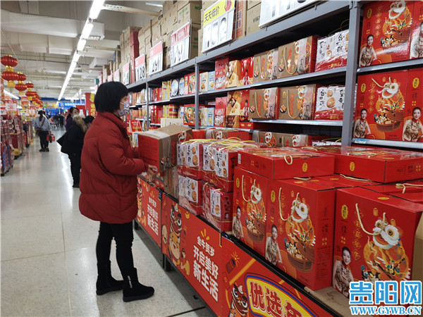 置办年货不用急线上线下全配齐,春节将至市民采购农产品年货忙