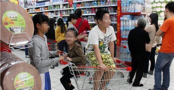 小孩故意撞孕妇,熊孩子撞孕妇被打