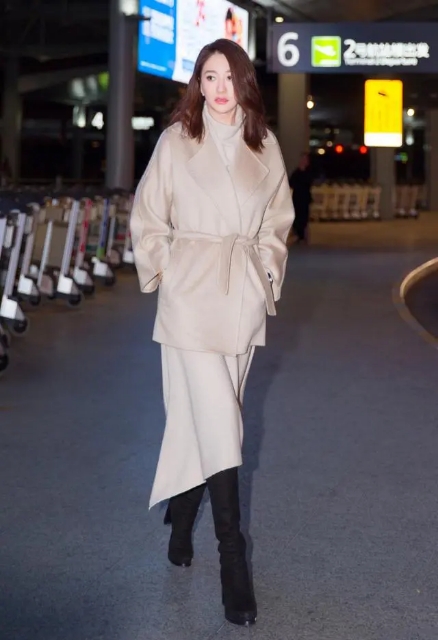 李小冉穿长裙配黑色露脐装,李小冉披肩长裙秀好身材