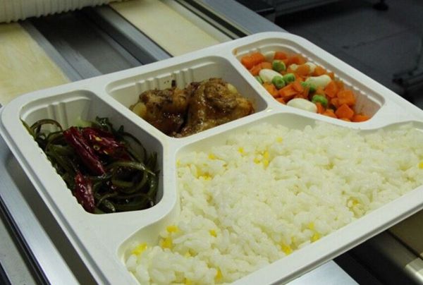 高铁餐吧服务员一份盒饭提成多少,高铁餐车服务员是干什么的