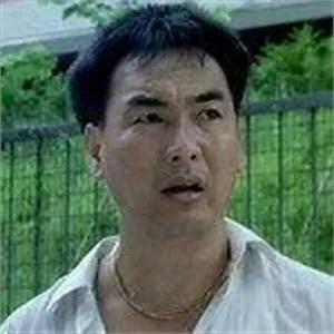 影视巨星洪金宝现身北京,戴大金镶钻链抽雪茄,和朋友相谈甚欢。