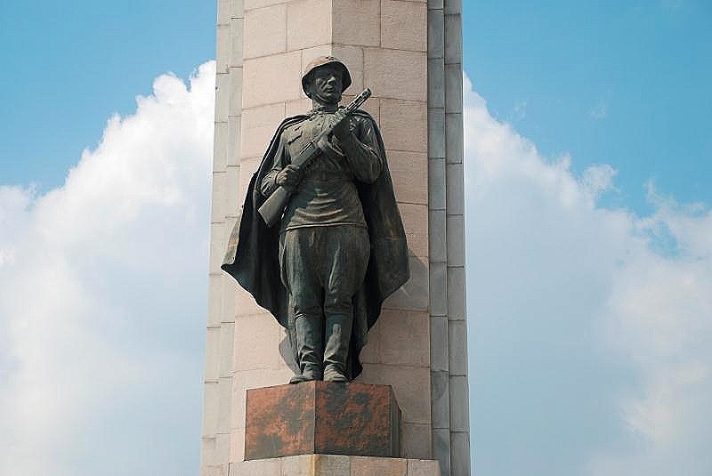 大连人民广场苏联塑像,大连人民广场上两个纪念塔