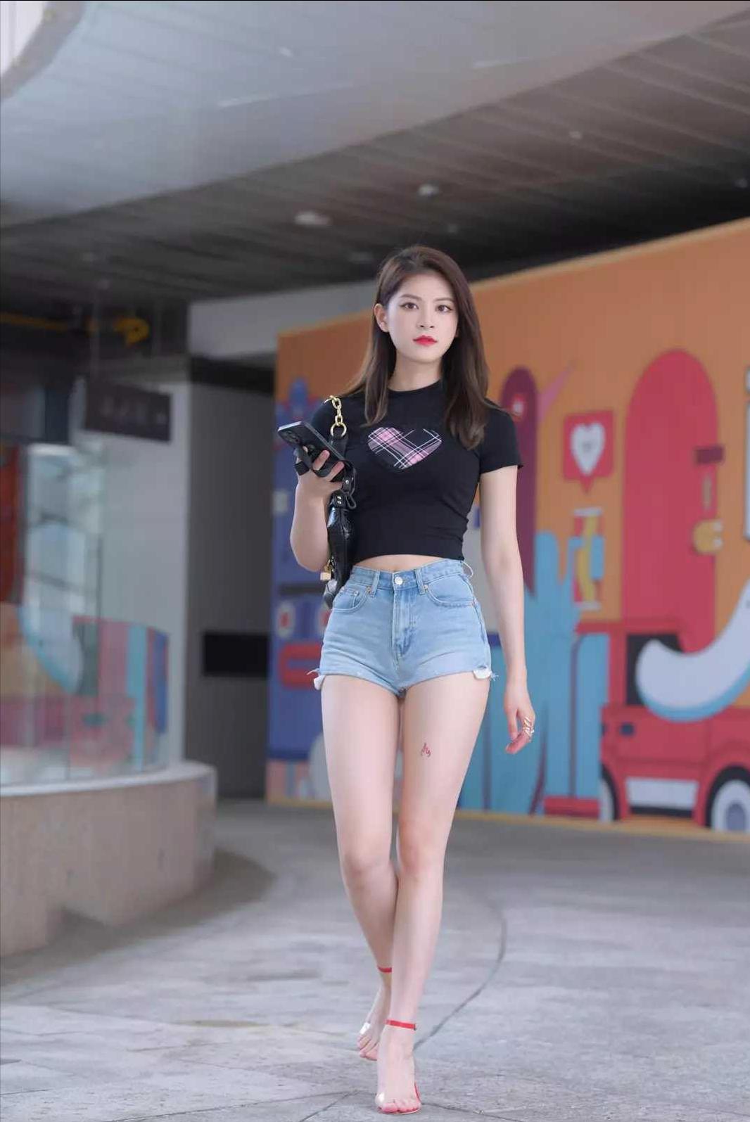 时尚牛仔裤穿搭街拍,夏季牛仔裤时尚穿搭街拍