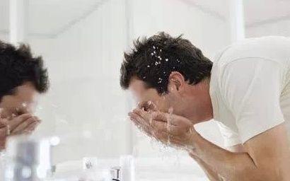 两边不留头发的刘海男士短发,刘海怎么剪轻薄男短发好看