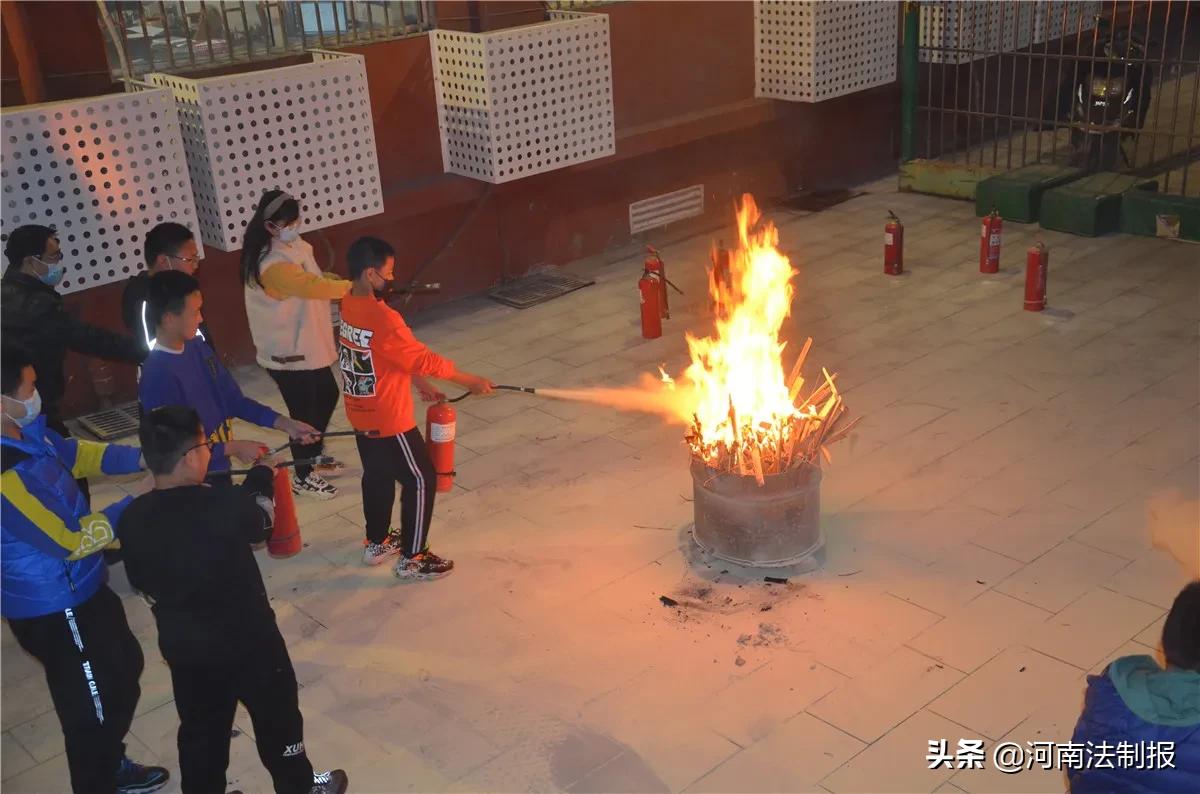 提高师生应对火情能力掌握灭火器使用方法