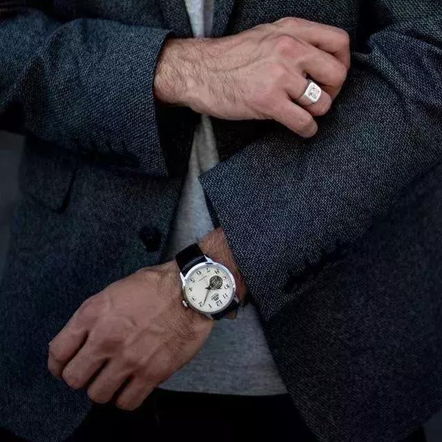 怎样保养手表才不会有划痕,手表外壳有较深的划痕怎样修复