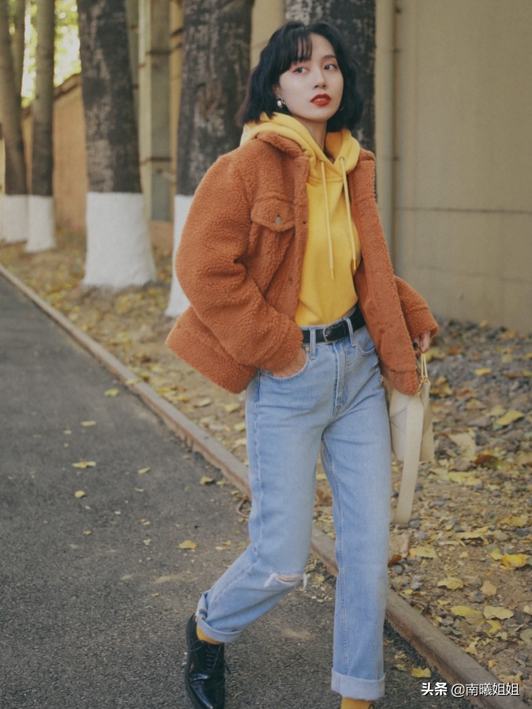 时髦的女人都穿卫衣减龄又好看,女生一定要了解的卫衣经典搭配