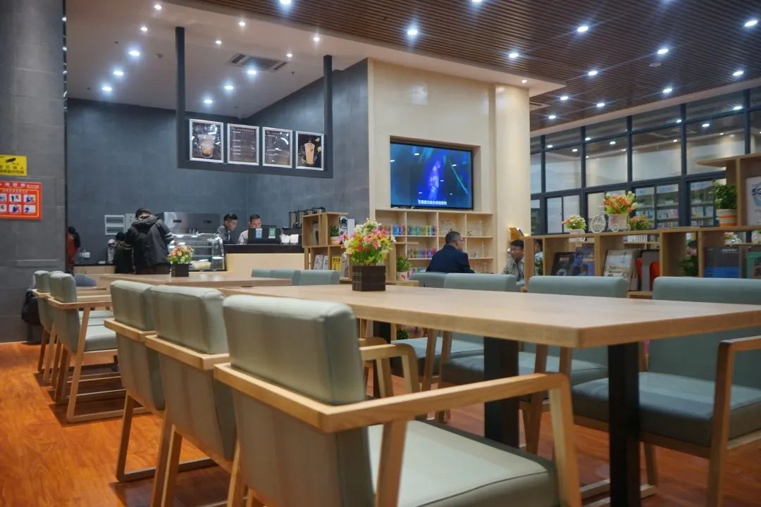 广东这所大学有广州、清远两校区。虽然是民办，但是环境超美