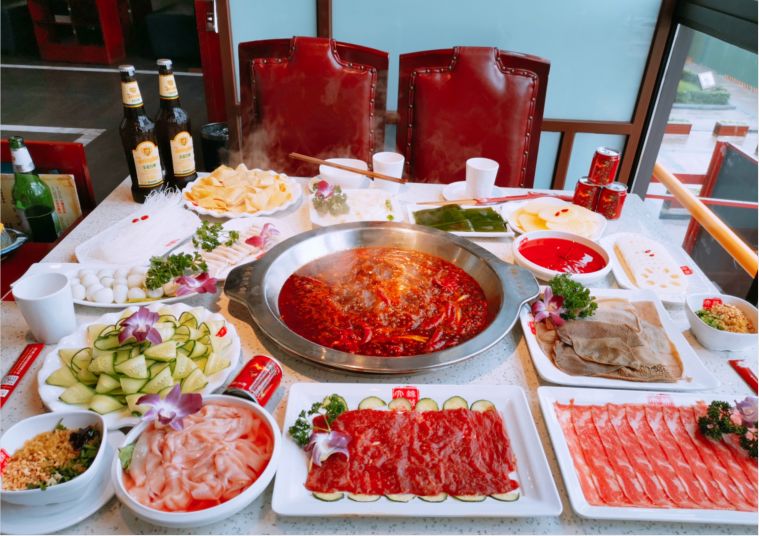 左手鲜香麻辣，右手尺颊生香！8荤6素~成都锦城大院火锅4人99元