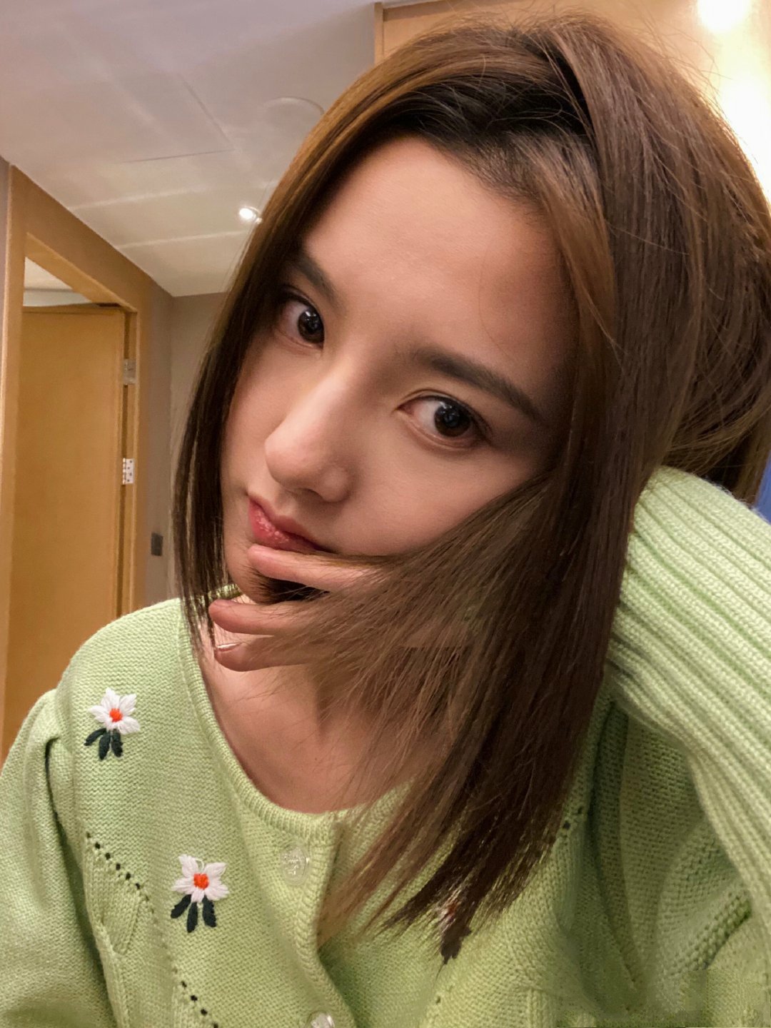 宋祖儿醉酒踢路人完整版,曝宋祖儿疑醉酒踢人澄清