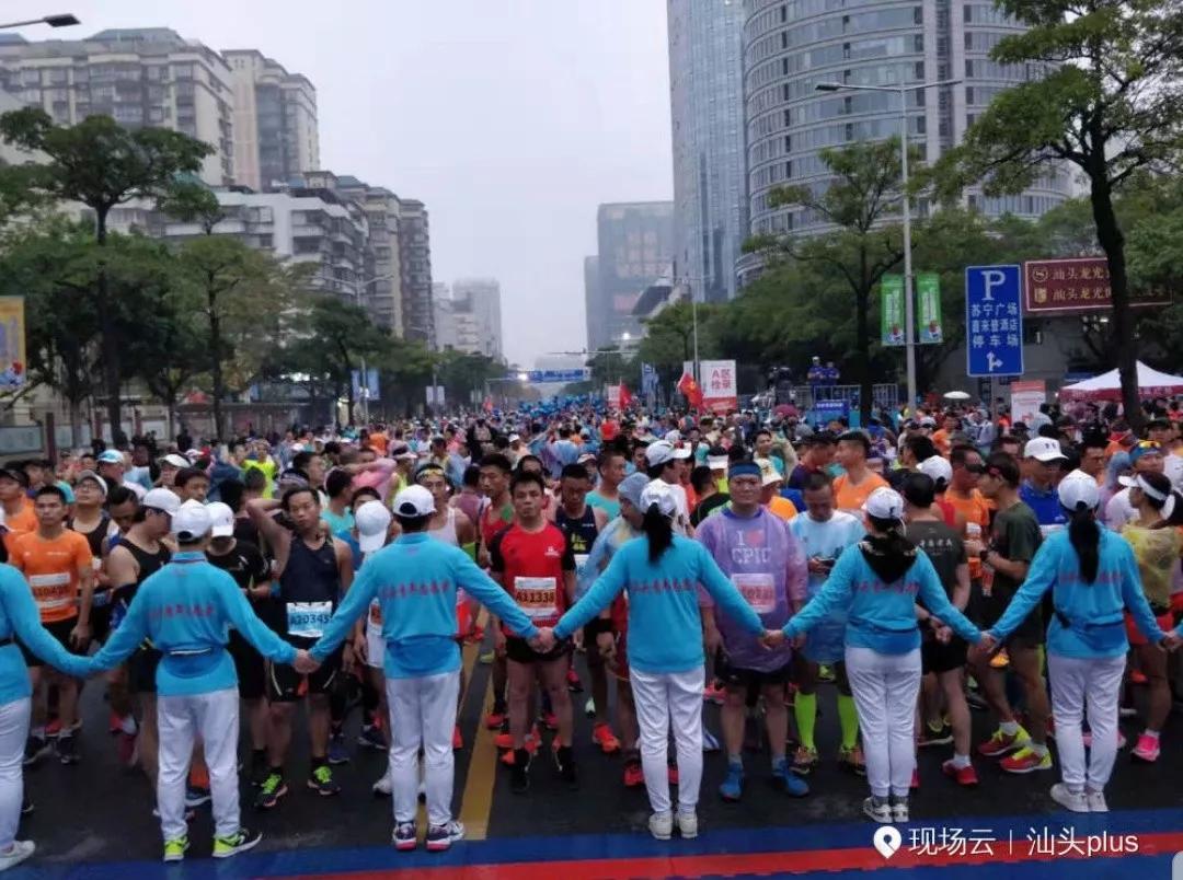 在街头当志愿者,凌晨四点出门当志愿者