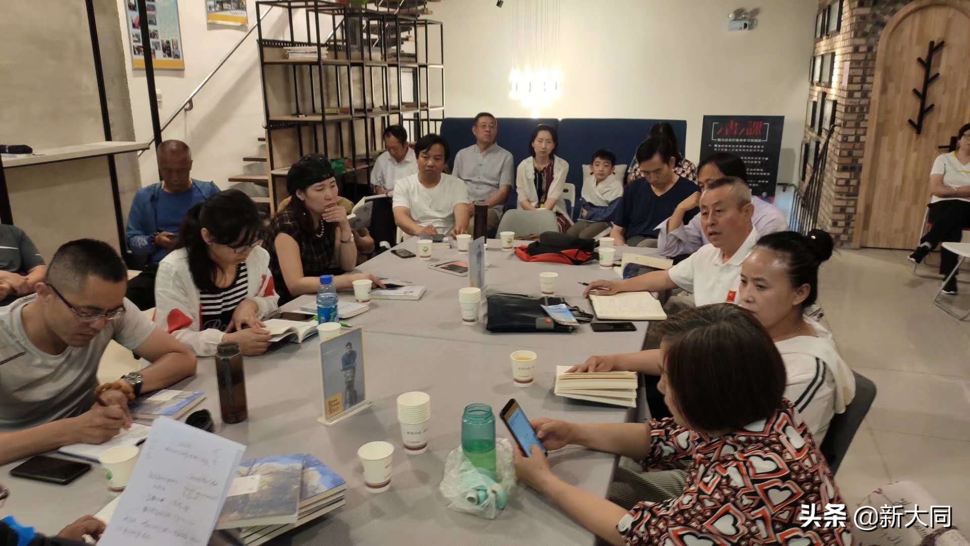 侯建臣：低到尘埃（关于散文集《乱炖》）文学沙龙掠影