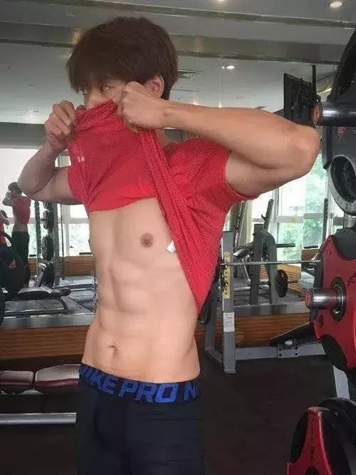 李现有没有腹肌,李现的真腹肌