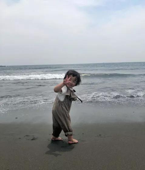 晒女儿搞怪丑萌照,亲妈狂晒女儿丑照