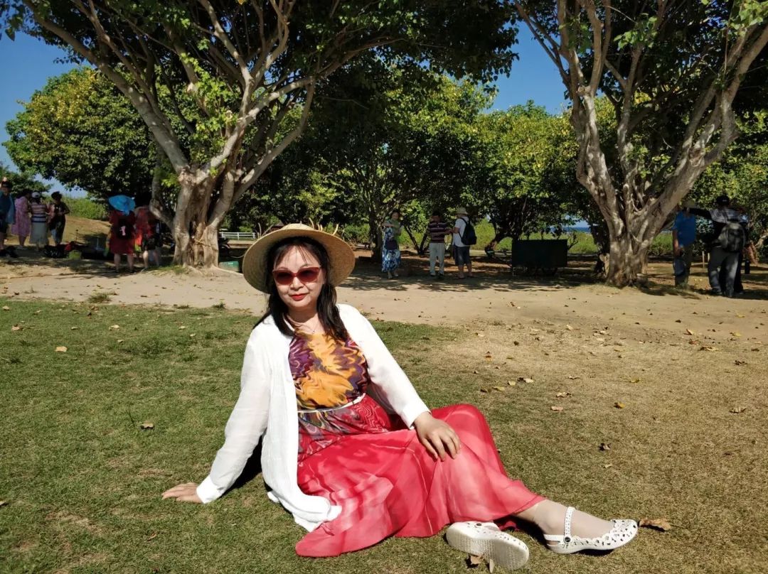 大妈旅游照专用动作,中国大妈外出旅游标准动作