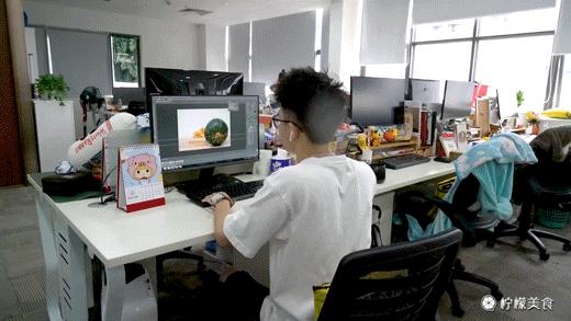 74岁的他,把一半的人生交给了这碗「黑暗甜品」