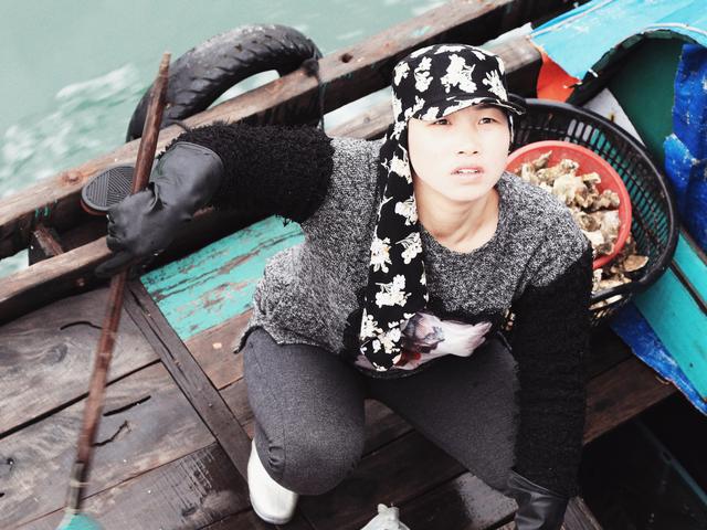 这里虽然风景如画人们生活的却很凄惨没日没夜的追着大船讨生活