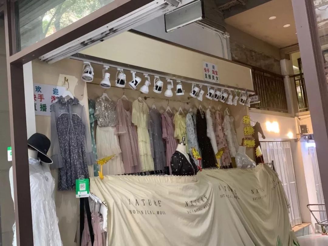 广州十三行为何依然火爆,广州十三行上下九商业步行街衣服