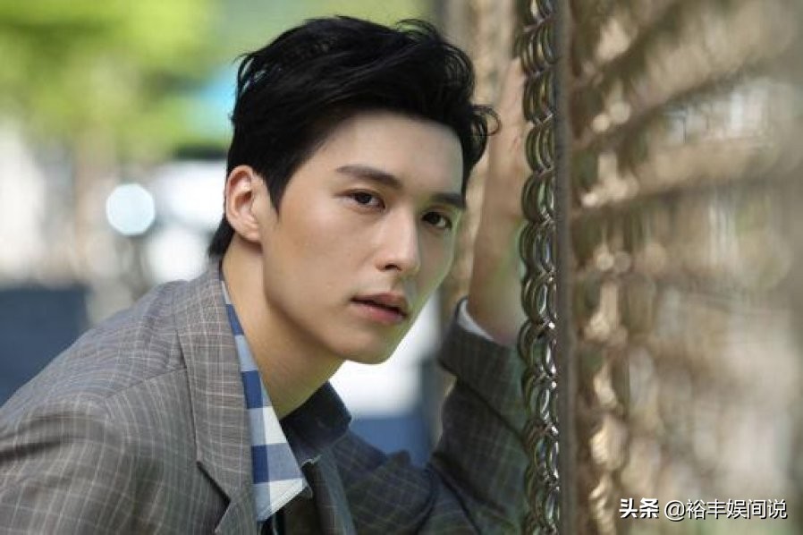 颜爵近照,严爵领奖