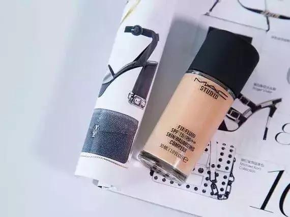 用了粉底液感觉脸颜色还是红红的,用了粉底液皮肤变好了