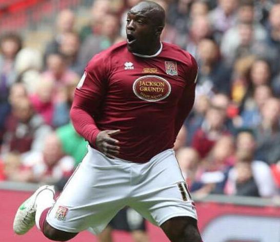 踢球的胖子,足球场上的胖子