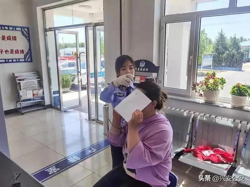 民警换装秒上岗,民警一秒换装上岗