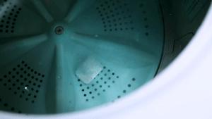 滚筒洗衣机出脏东西的口打不开了,洗衣机有个长方形小盒子