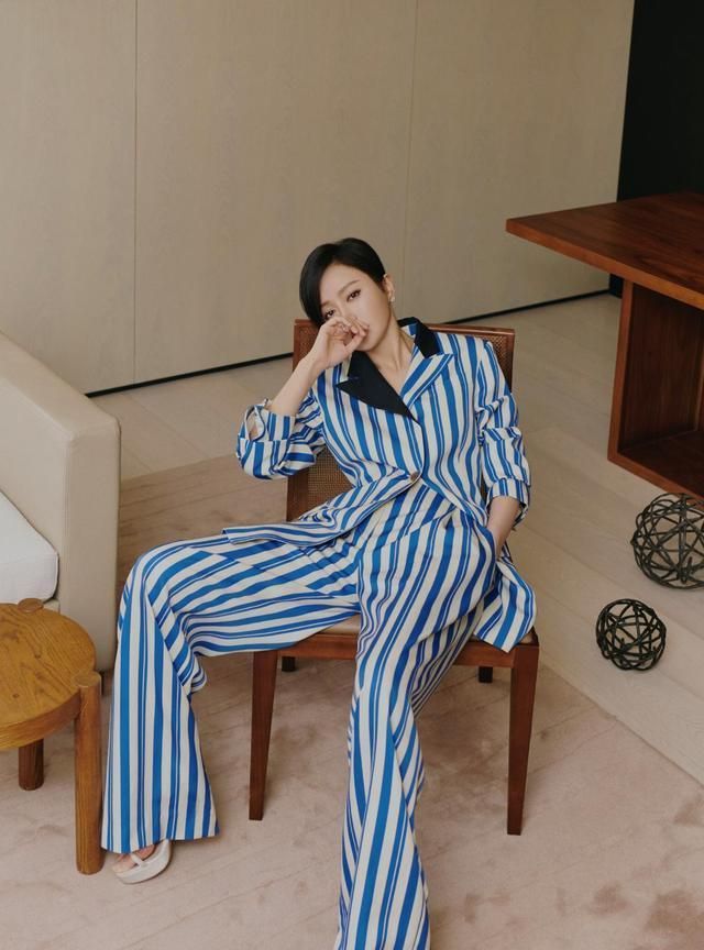 秦岚红色帅气的西装端庄又迷人,秦岚短发西装正脸