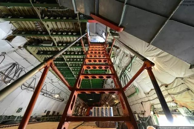 全面探索安-225，这个世上最大的飞机，32个轮子640吨起飞重量