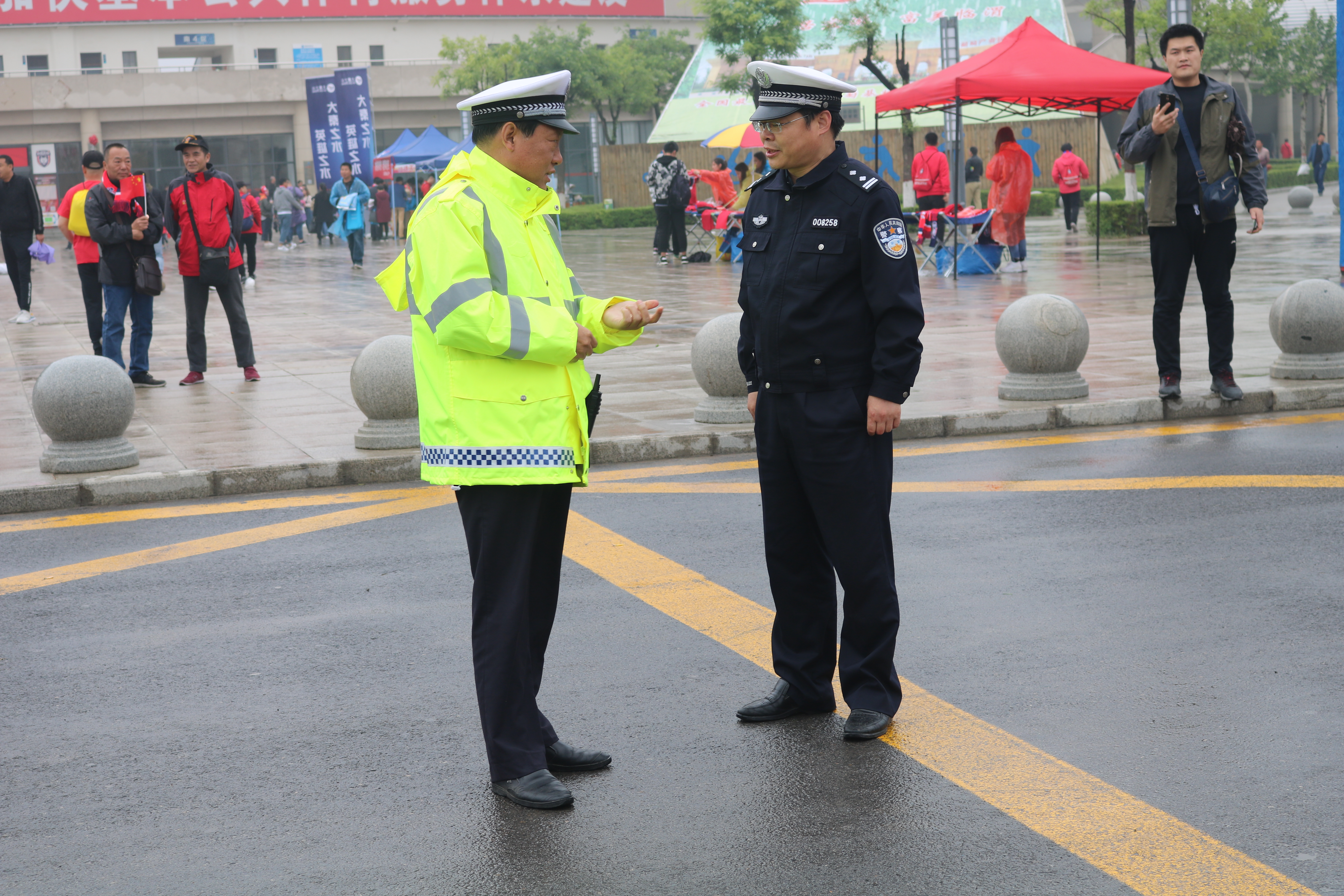 雨中作战，高新交警大队保障足球赛顺利进行
