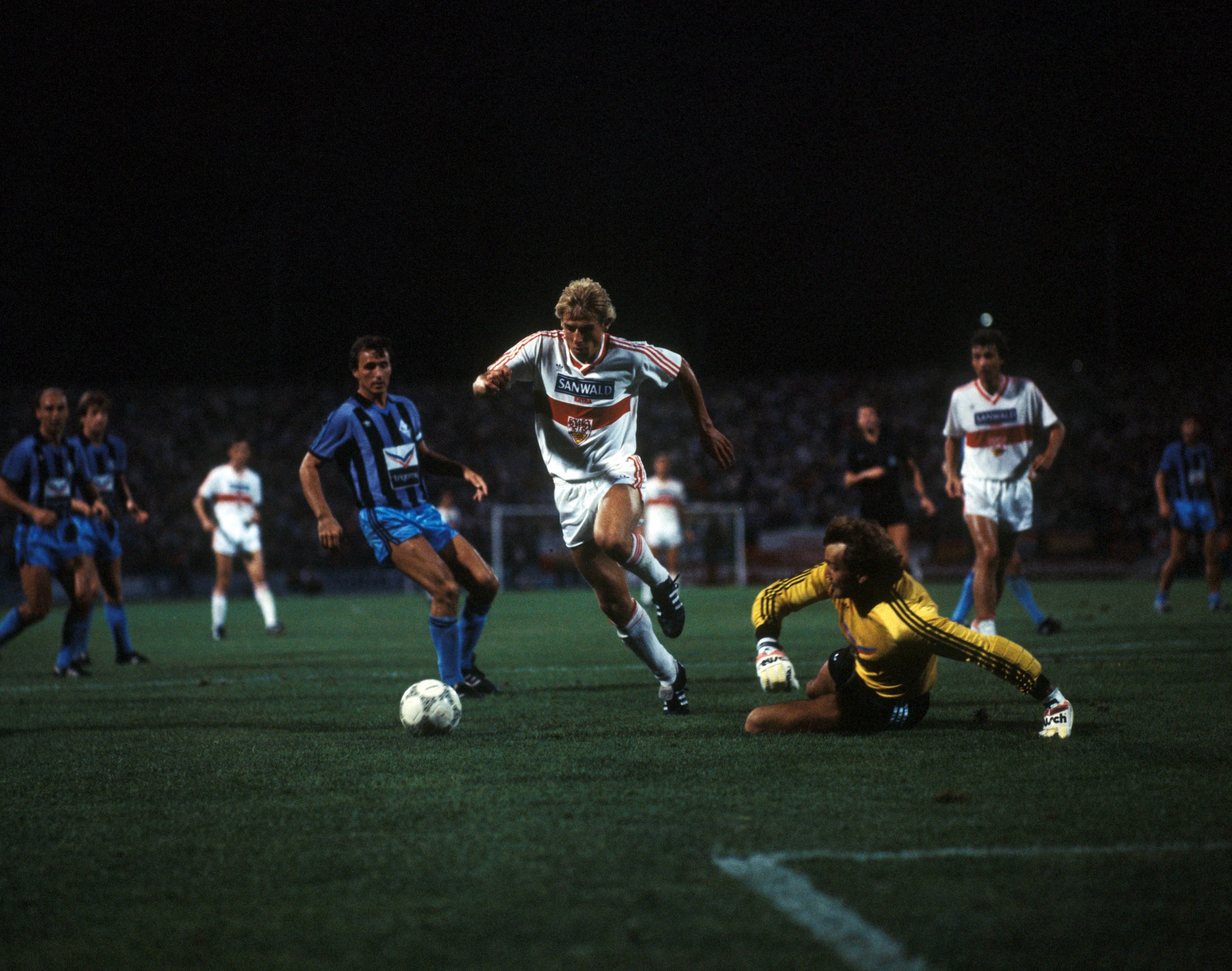 克林斯曼诡异笑,克林斯曼去哪里了