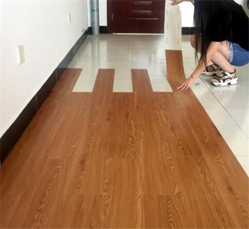 地板革铺多少人工费,地板革施工多少钱一平方