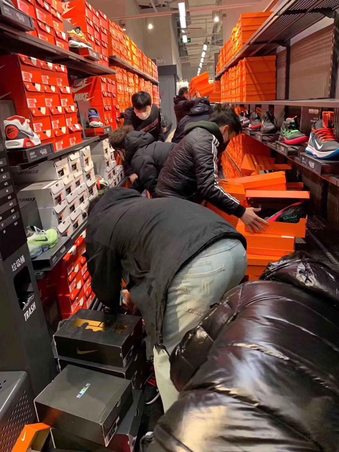 在哪里买耐克阿迪便宜正品,现在耐克阿迪的专卖店都打折了吗