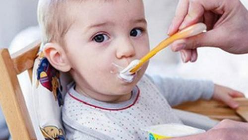 宝宝换了辅食后上吐下泻,6个月宝宝吃辅食上吐下泻