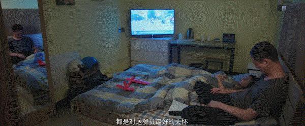 雷佳音致敬外卖员,在一起雷佳音和外卖小哥片段