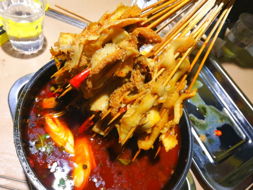 阳春四月夜，8男1女在郑州政七街花680块钱怼烤串，咧两瓶红花郎