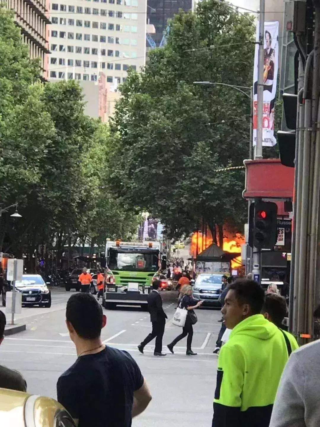 华人在澳洲被辱骂,澳大利亚一群青年当街袭击亚裔