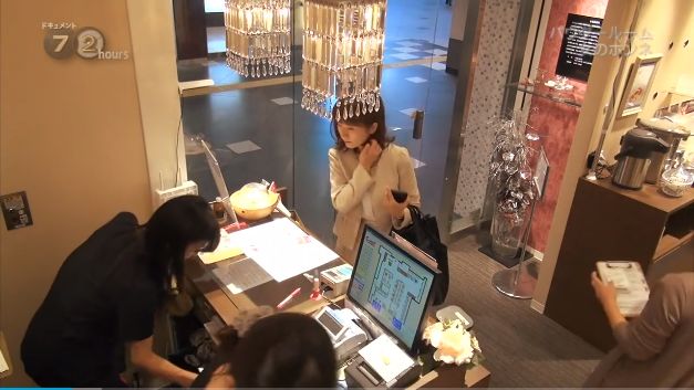 日本车站内的共享化妆室，提供各类化妆品！便利素颜赶车女性