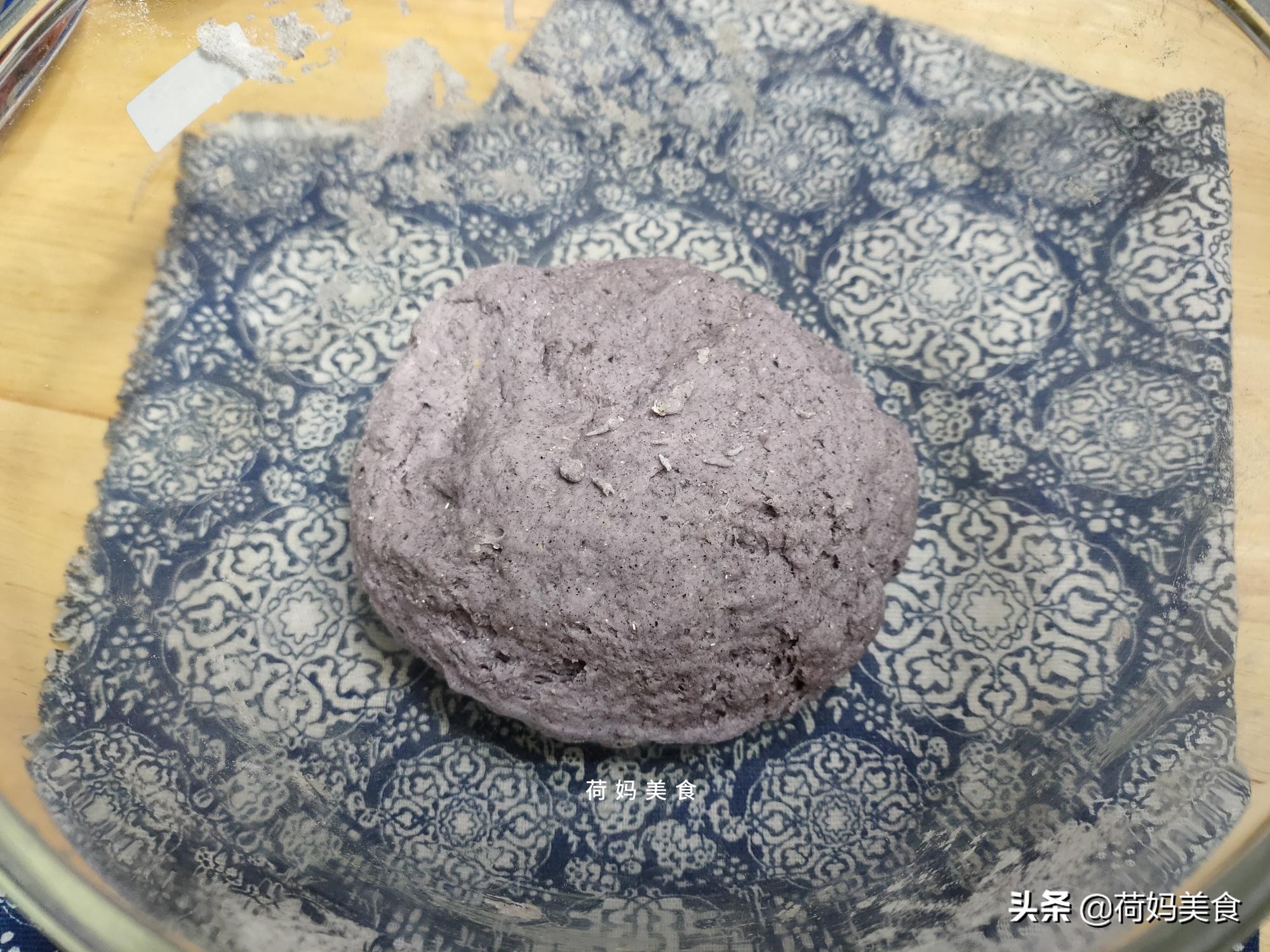 闺女不爱吃馒头,用黑米和糯米粉做面包