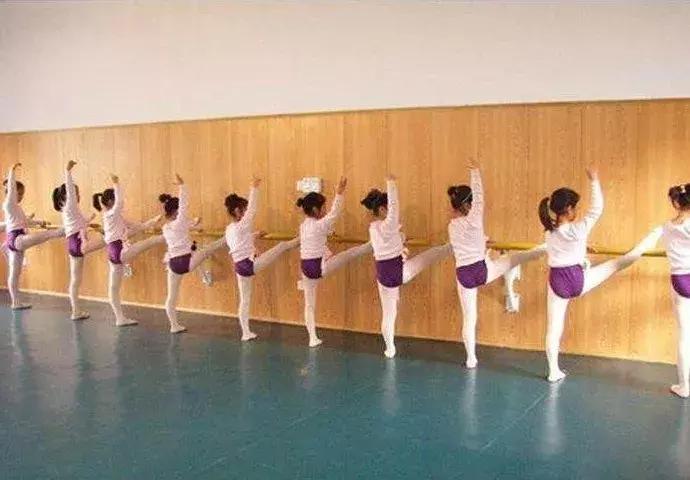 舞蹈哪些动作会导致脊椎损伤,舞蹈动作训练会造成身体损伤吗