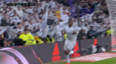 c罗进球台上小球迷,当c罗面做c罗庆祝动作